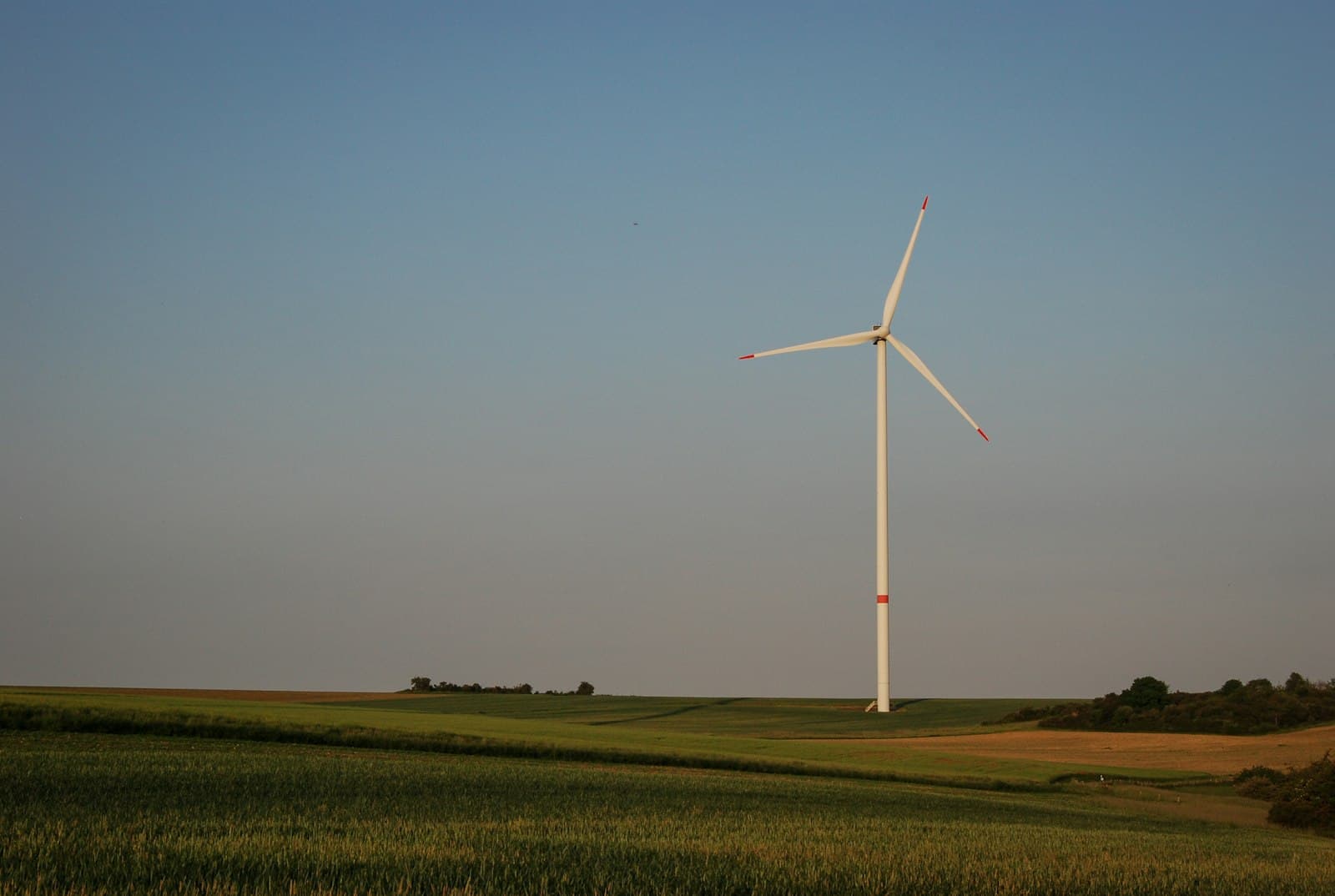Windkraftanlage auf grüner Wiese in Süddeutschland